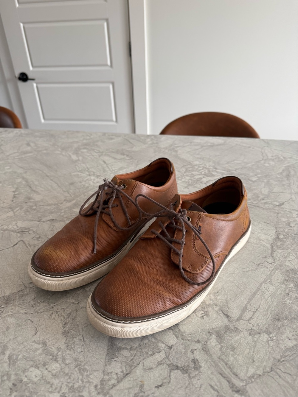Classic Men’s Leather Lace-Up Sneakers in Brown (size 9)